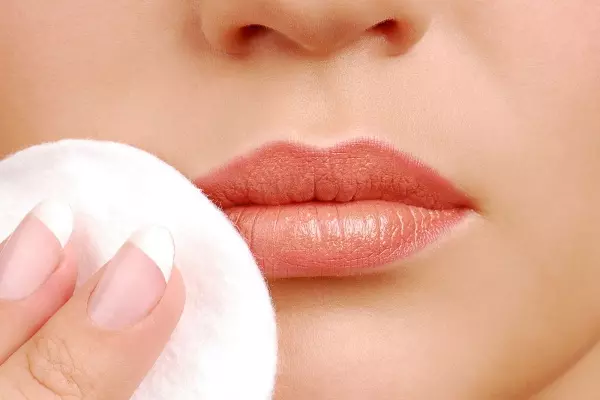 Cách chăm sóc môi sau khử giúp môi mịn, không bong tróc 4 5 Bí quyết chăm sóc môi mỗi tối với 5 BƯỚC "siêu dễ nhớ"