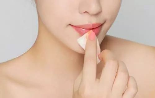 Chăm sóc môi thâm đen