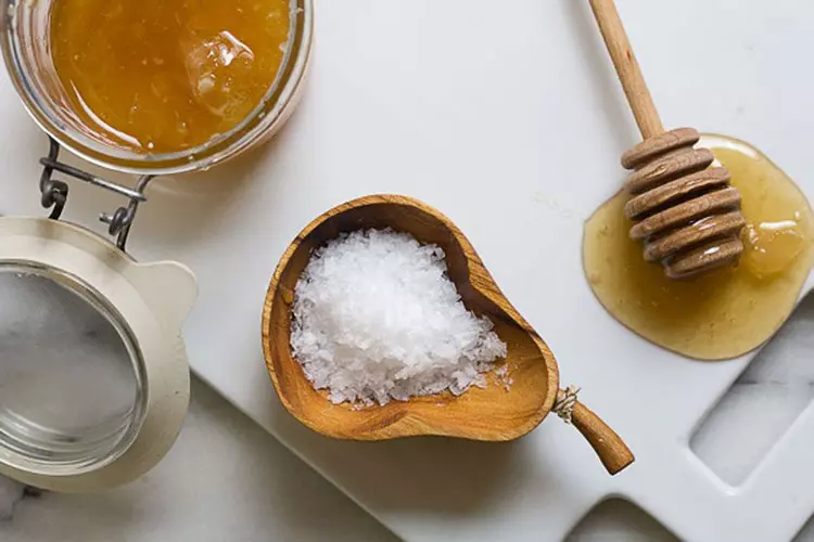 goi-dau-bang-muoi-va-mat-ong