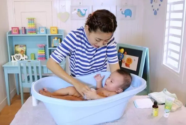 Nước tắm cho trẻ sơ sinh, chăm sóc bé "cẩm nang a-z"
