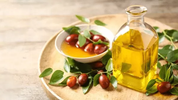 tẩy trang tự nhiên tại nhà bằng jojoba và nước hoa hông