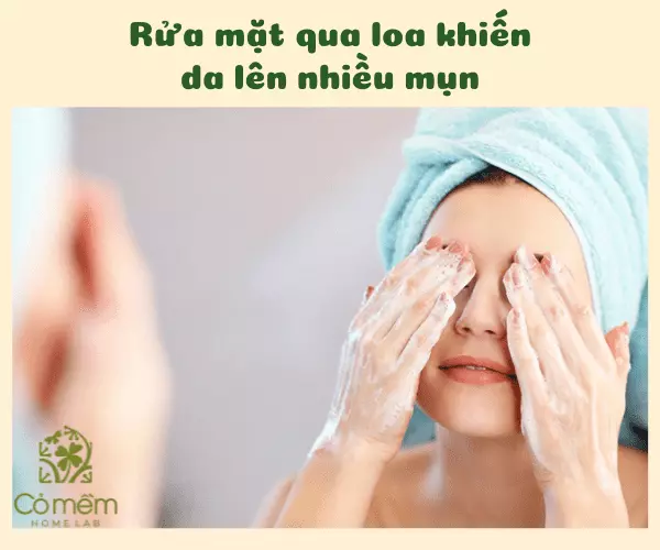 Rửa mặt qua loa cũng là nguyên nhân khiến làn da lên mụn