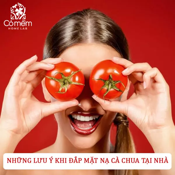 đắp mặt nạ cà chua