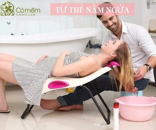 bà bầu có nên nằm ngửa gội đầu